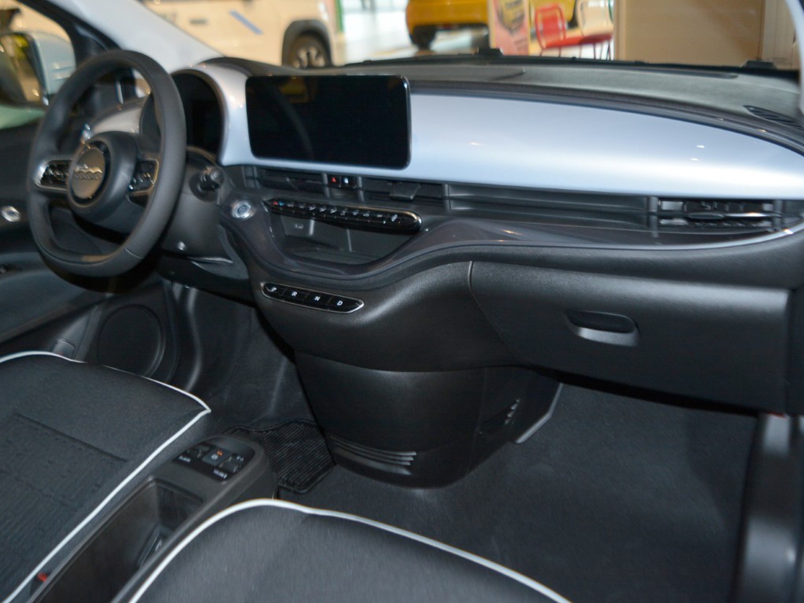 8 - Fiat 500 500e 42 kwh entry pack tech