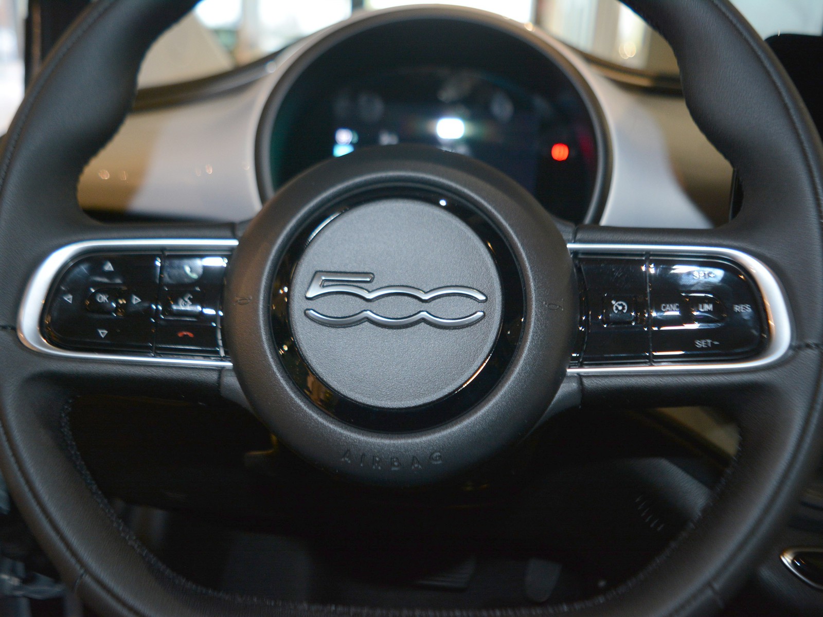 9 - Fiat 500 500e 42 kwh entry pack tech