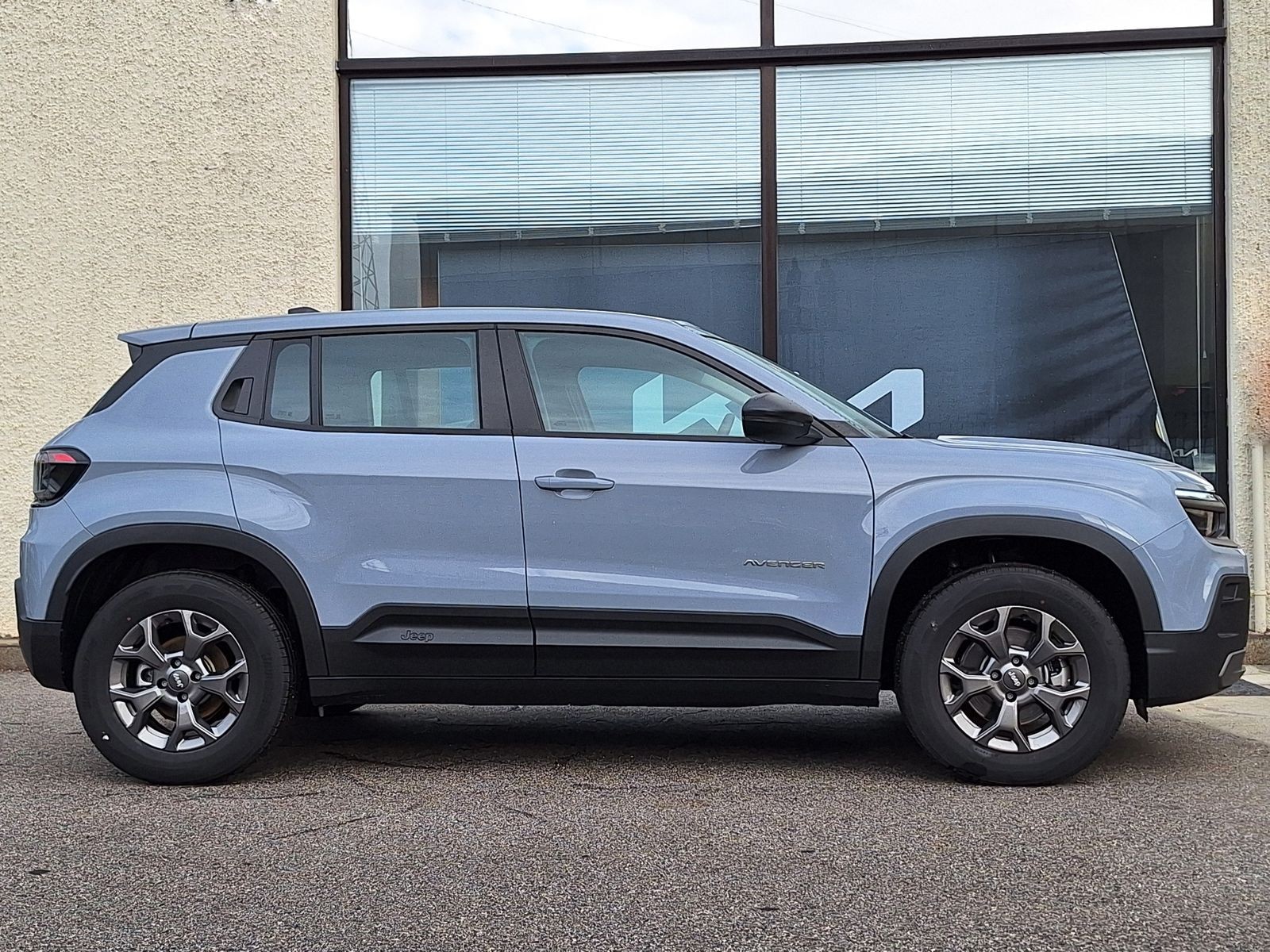 4 - Jeep Avenger full-electric longitude fwd auto