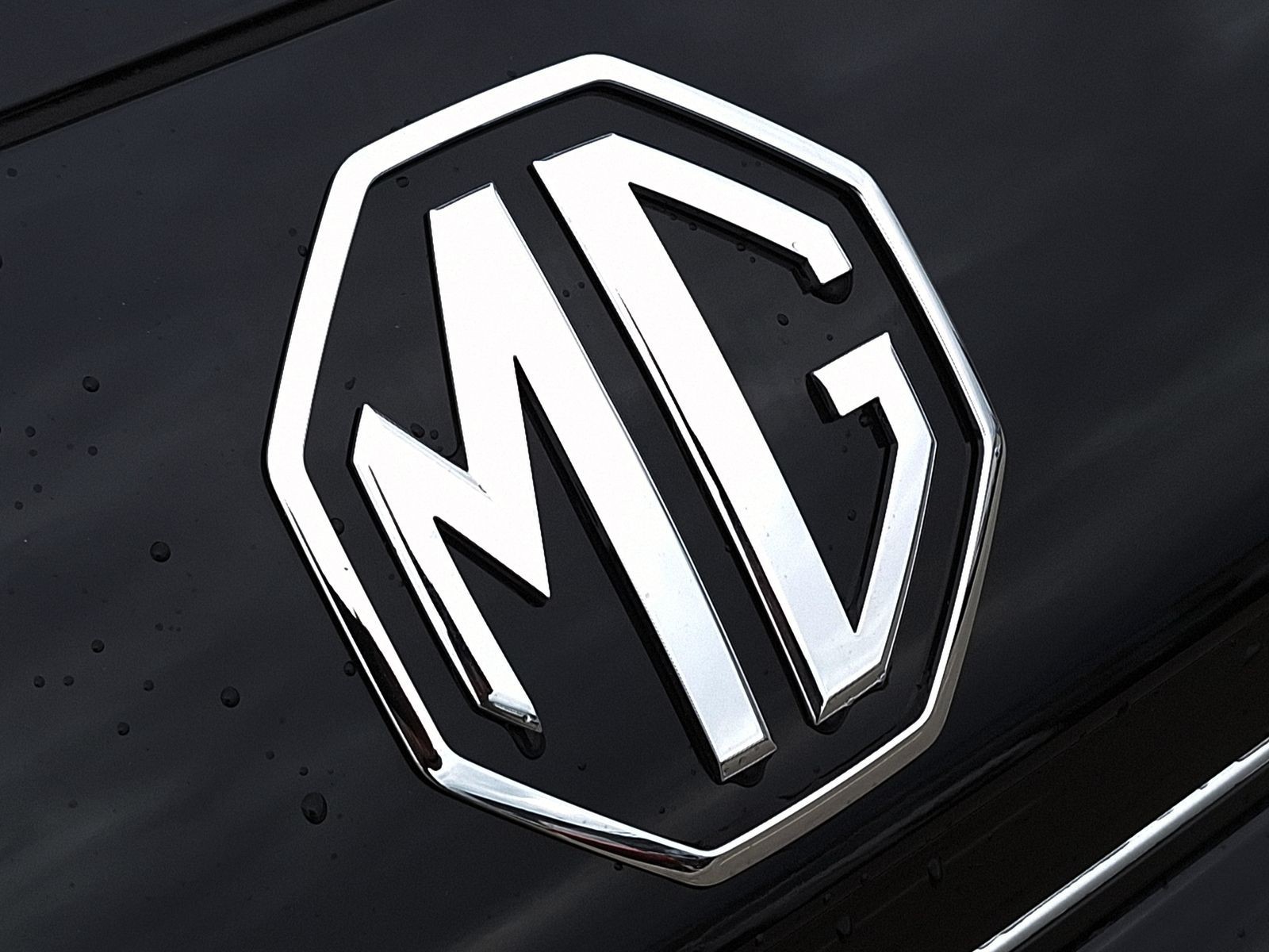 24 - Mg HS 1.5 phev luxury auto