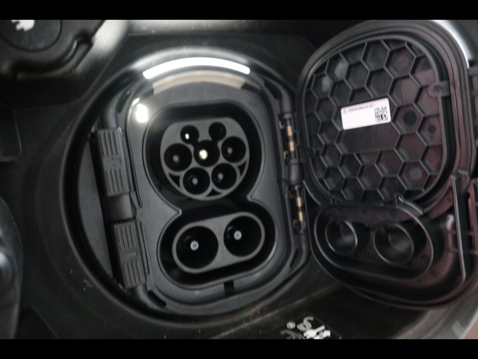 18 - Mercedes EQB 250+ progressive advanced