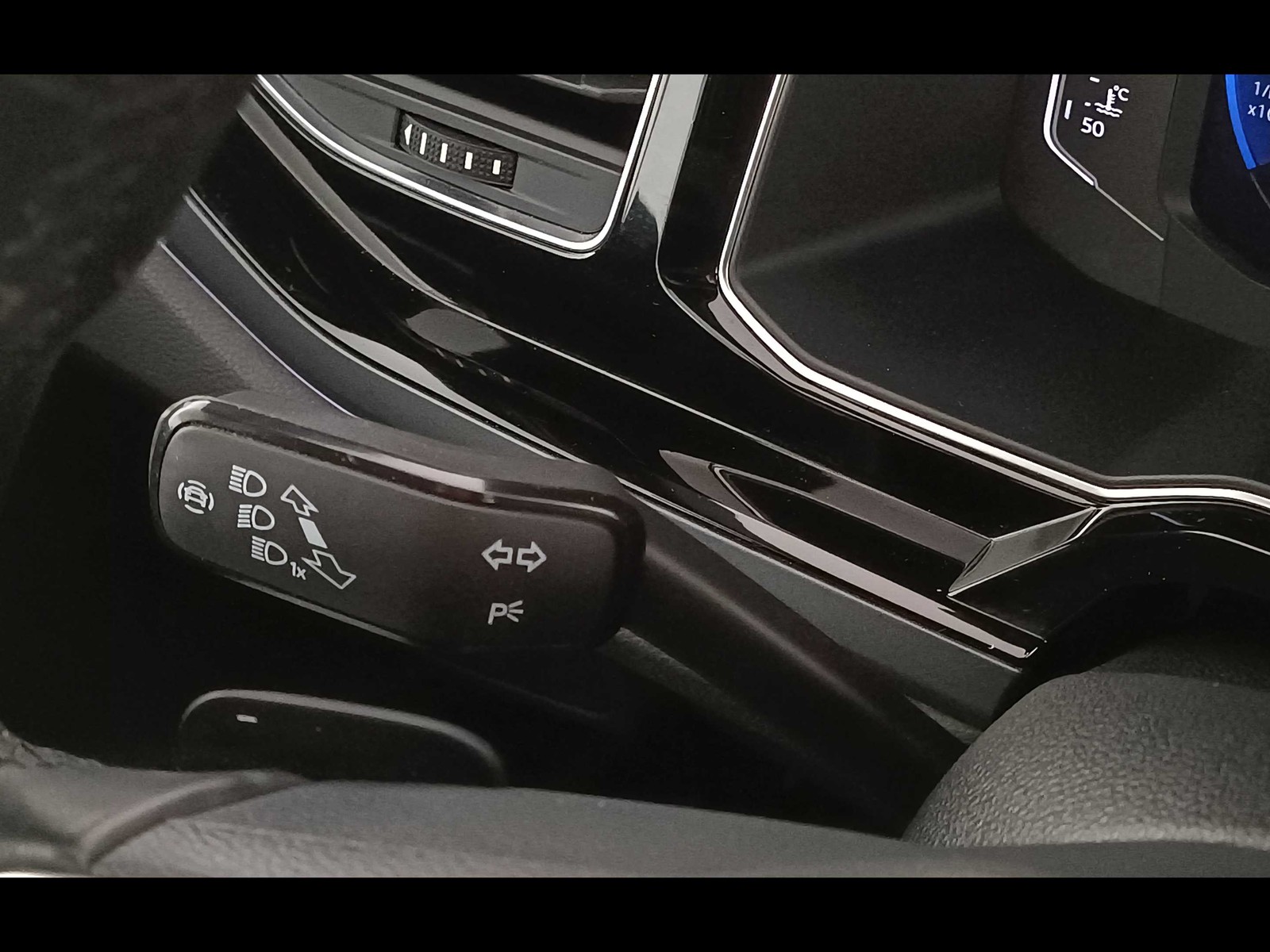 27 - Volkswagen Taigo 1.5 tsi 150cv r-line dsg