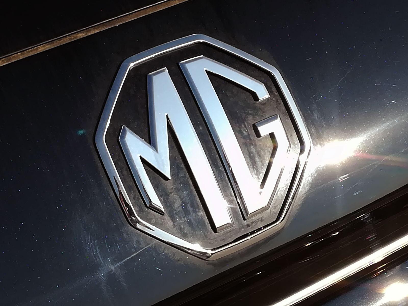 24 - Mg HS 1.5 phev luxury auto