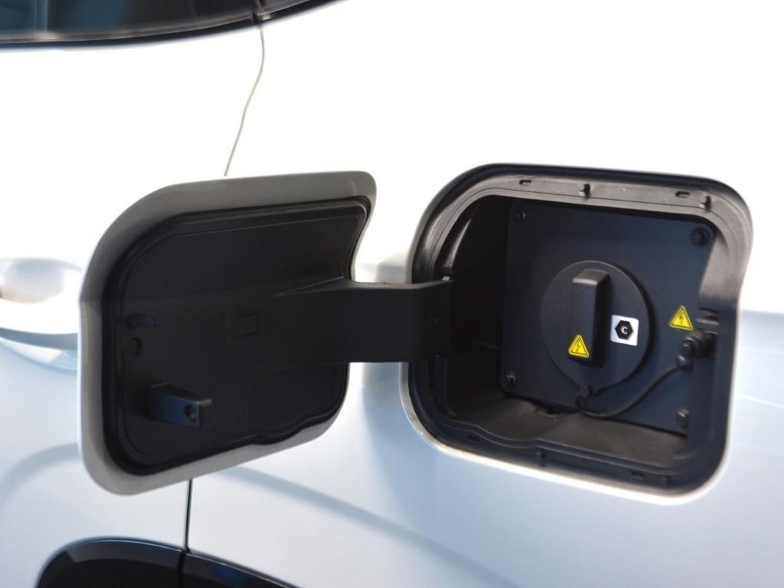 14 - Mg HS 1.5 phev luxury auto