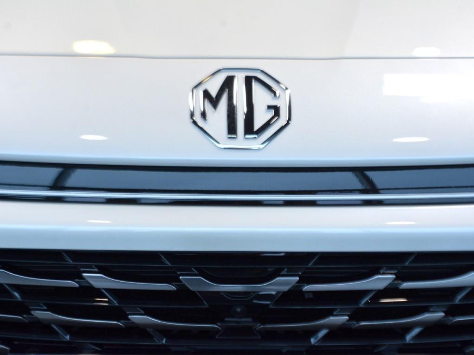 21 - Mg HS 1.5 phev luxury auto