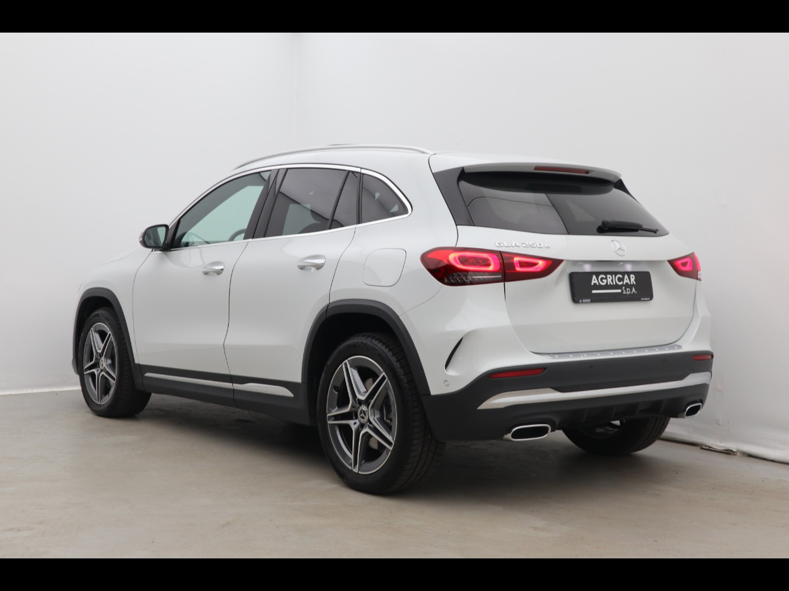 5 - Mercedes GLA 250 e plug in hybrid (e eq-power) premium 8g-dct