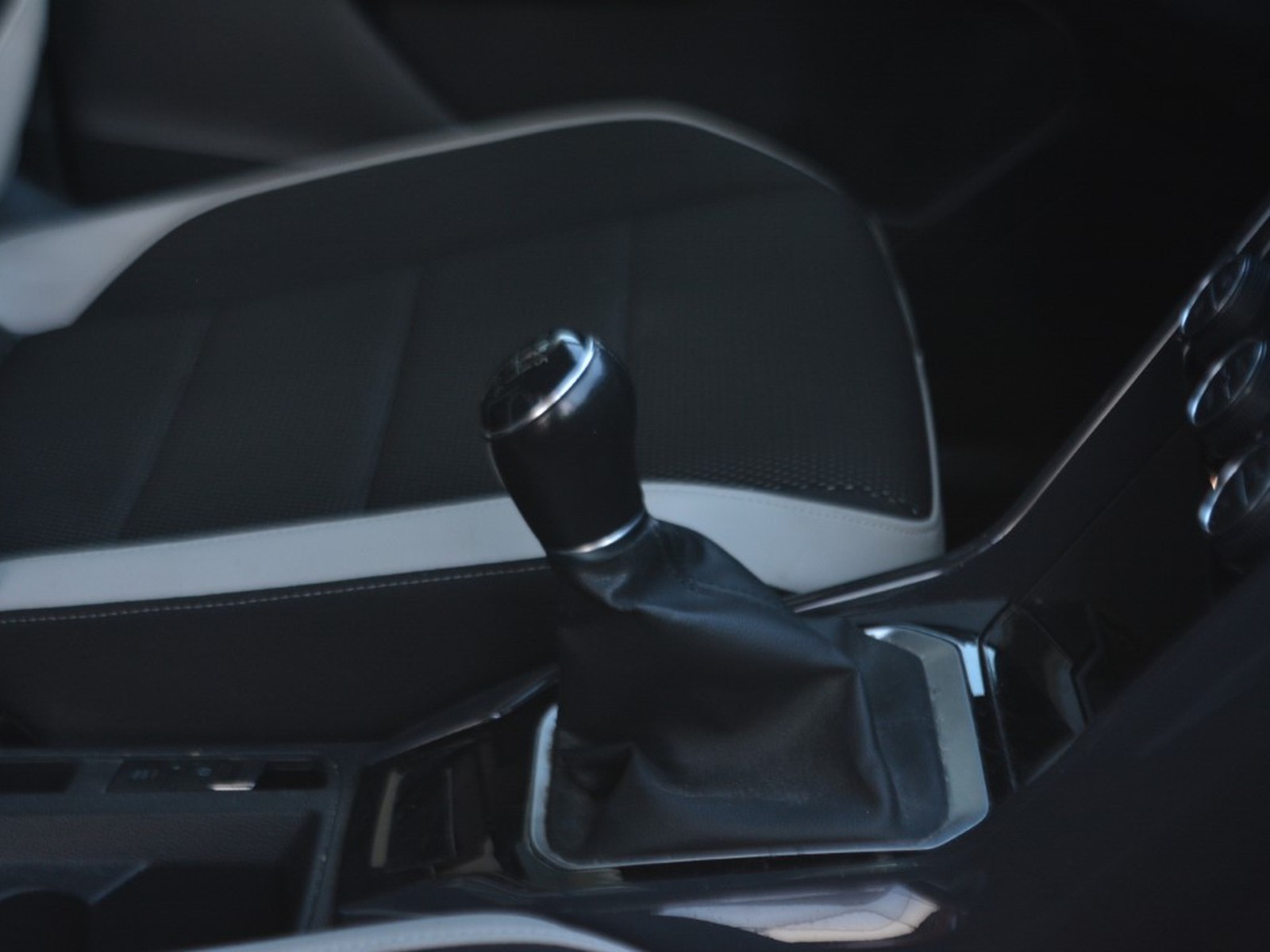 17 - Volkswagen T-Roc 1.6 tdi scr advanced