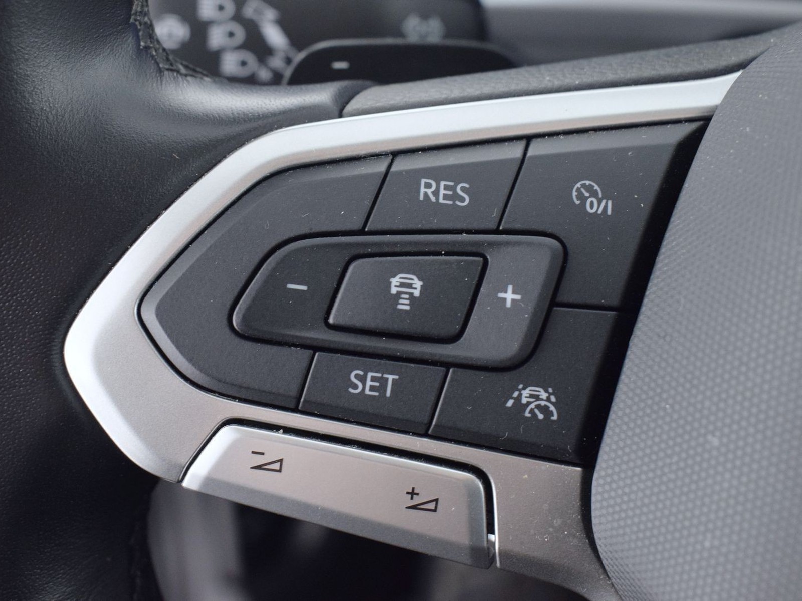 24 - Volkswagen T-Roc 1.5 tsi act life dsg