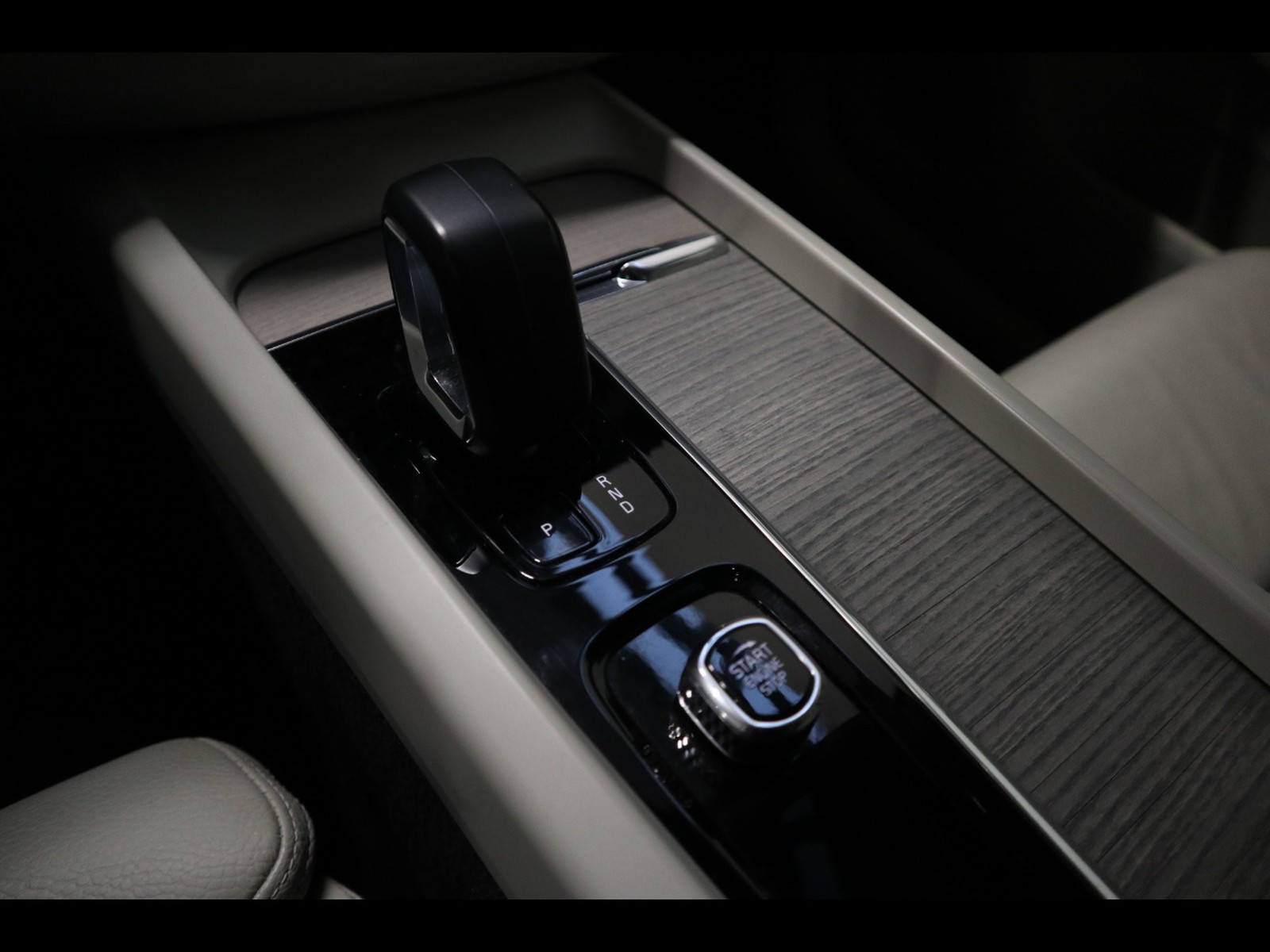 14 - Volvo XC60 2.0 b4 plus bright automatico