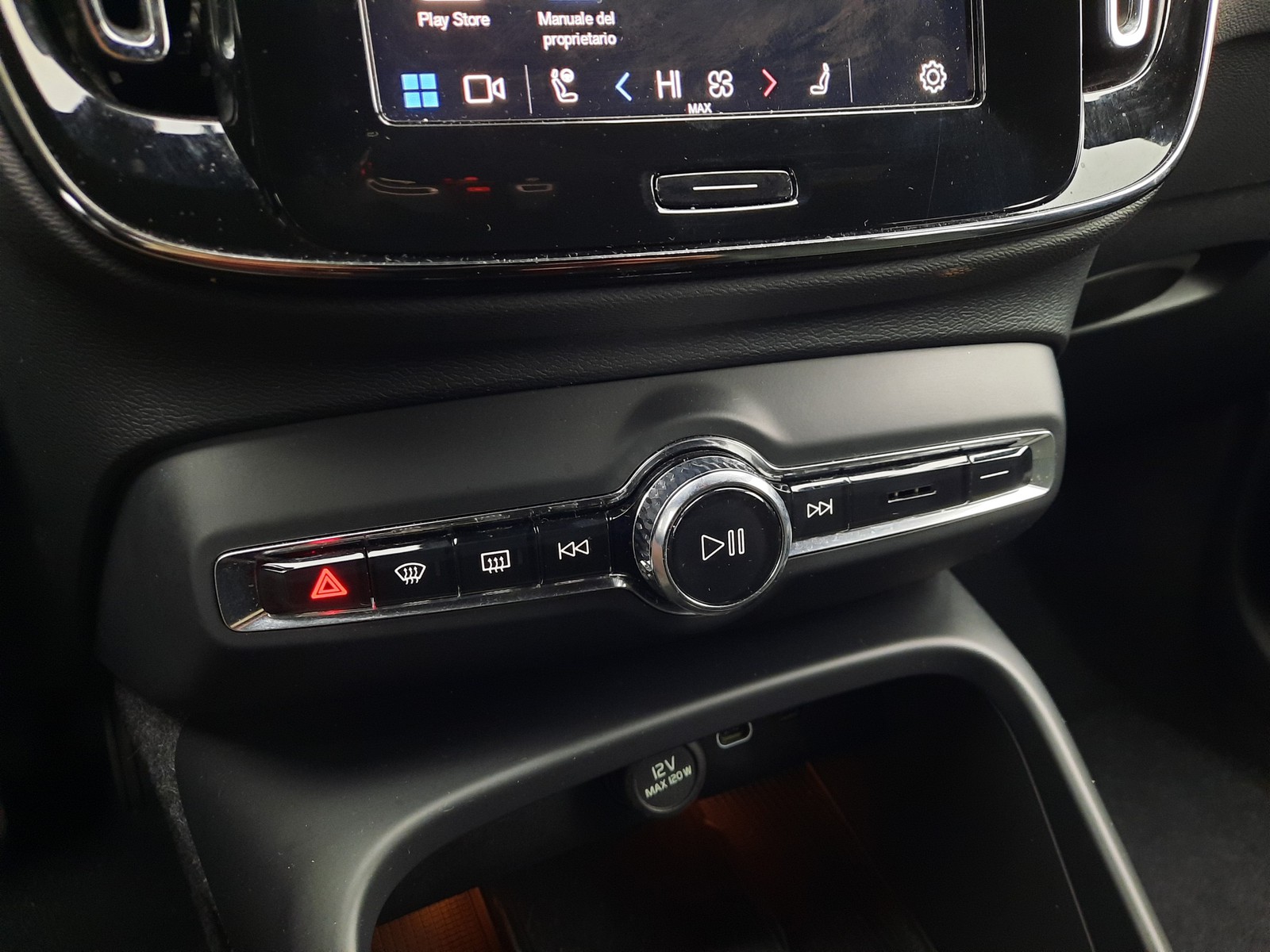 11 - Volvo XC40 2.0 b3 plus dark automatico