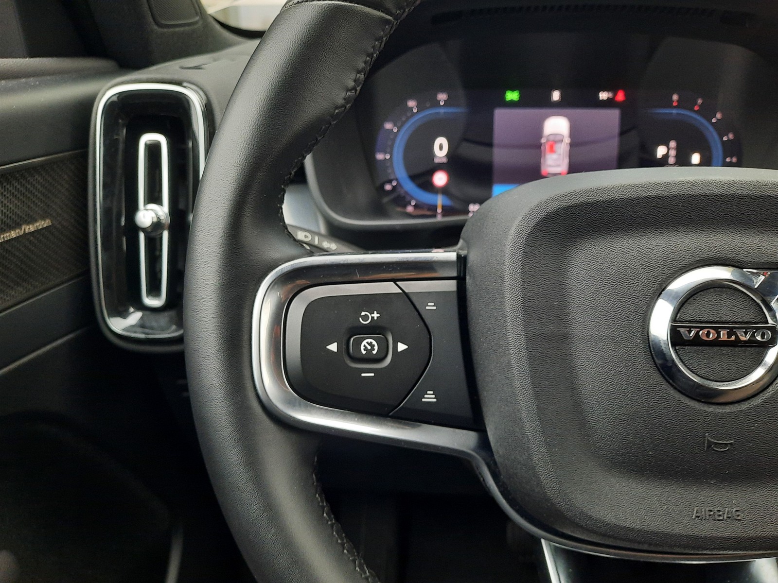 15 - Volvo XC40 2.0 b3 plus dark automatico