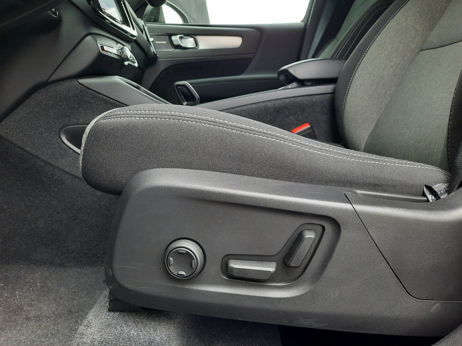 21 - Volvo XC40 2.0 b3 plus dark automatico