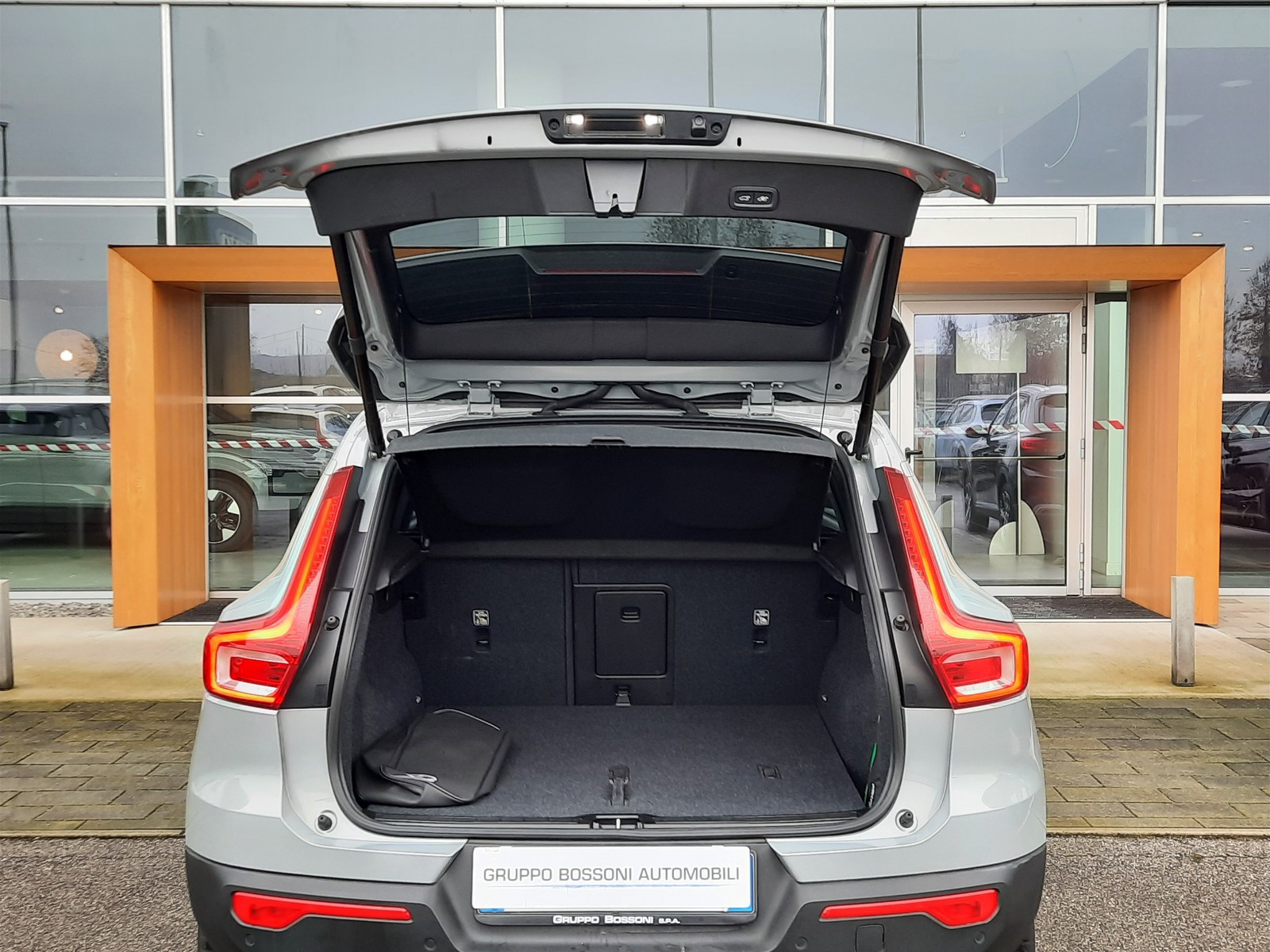 22 - Volvo XC40 2.0 b3 plus dark automatico