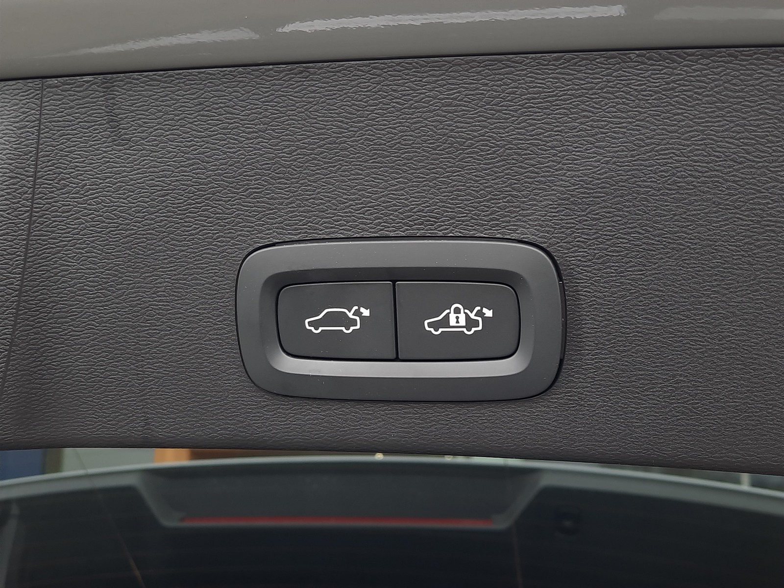 23 - Volvo XC40 2.0 b3 plus dark automatico