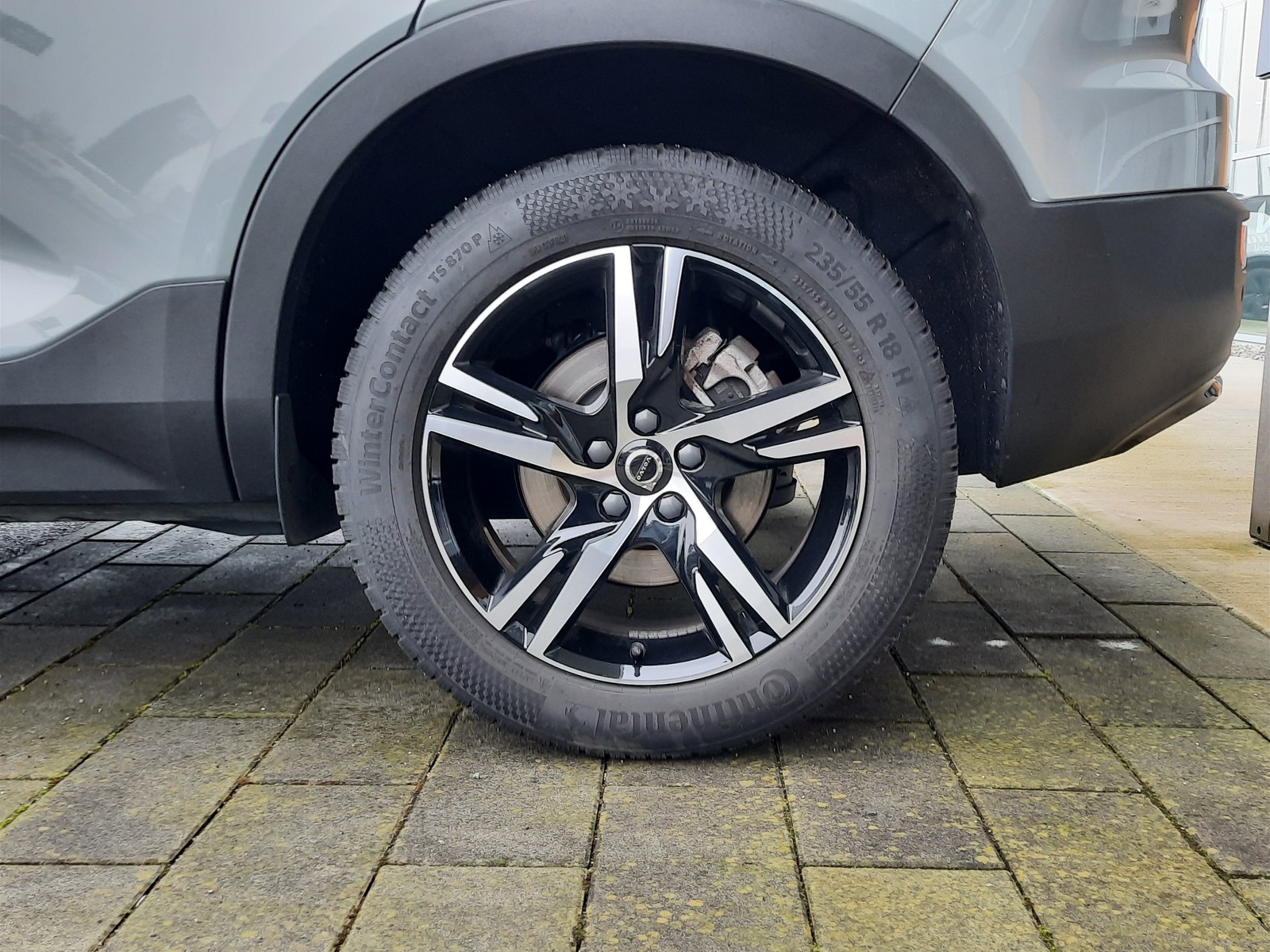 24 - Volvo XC40 2.0 b3 plus dark automatico