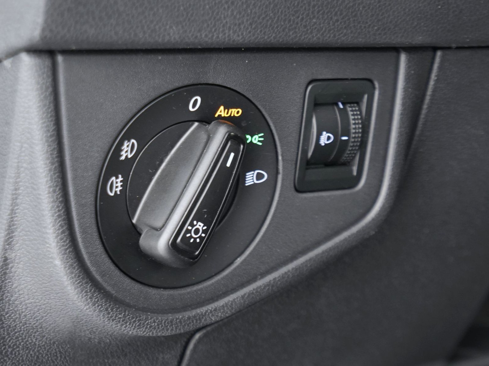 16 - Volkswagen Taigo 1.0 tsi 115cv r-line