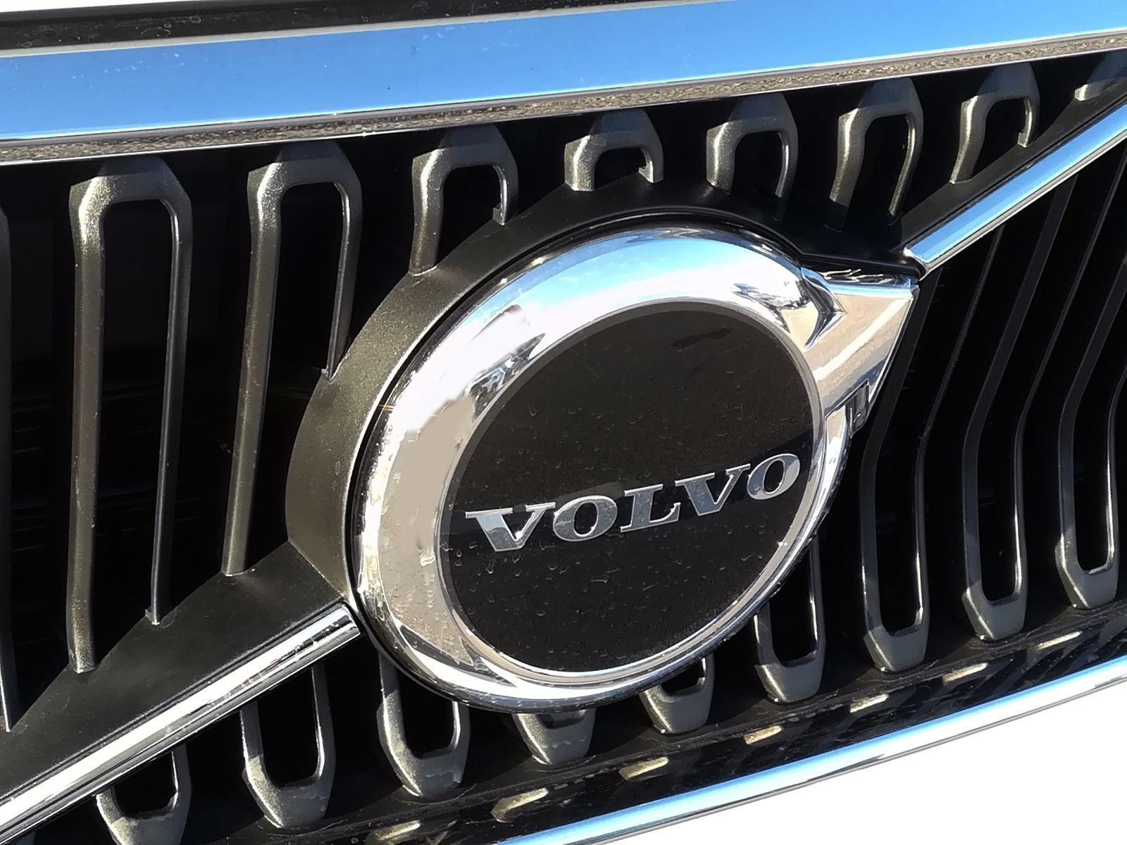 24 - Volvo XC40 2.0 b3 core automatico