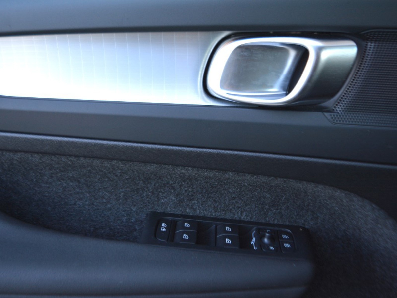 15 - Volvo XC40 2.0 b3 core automatico