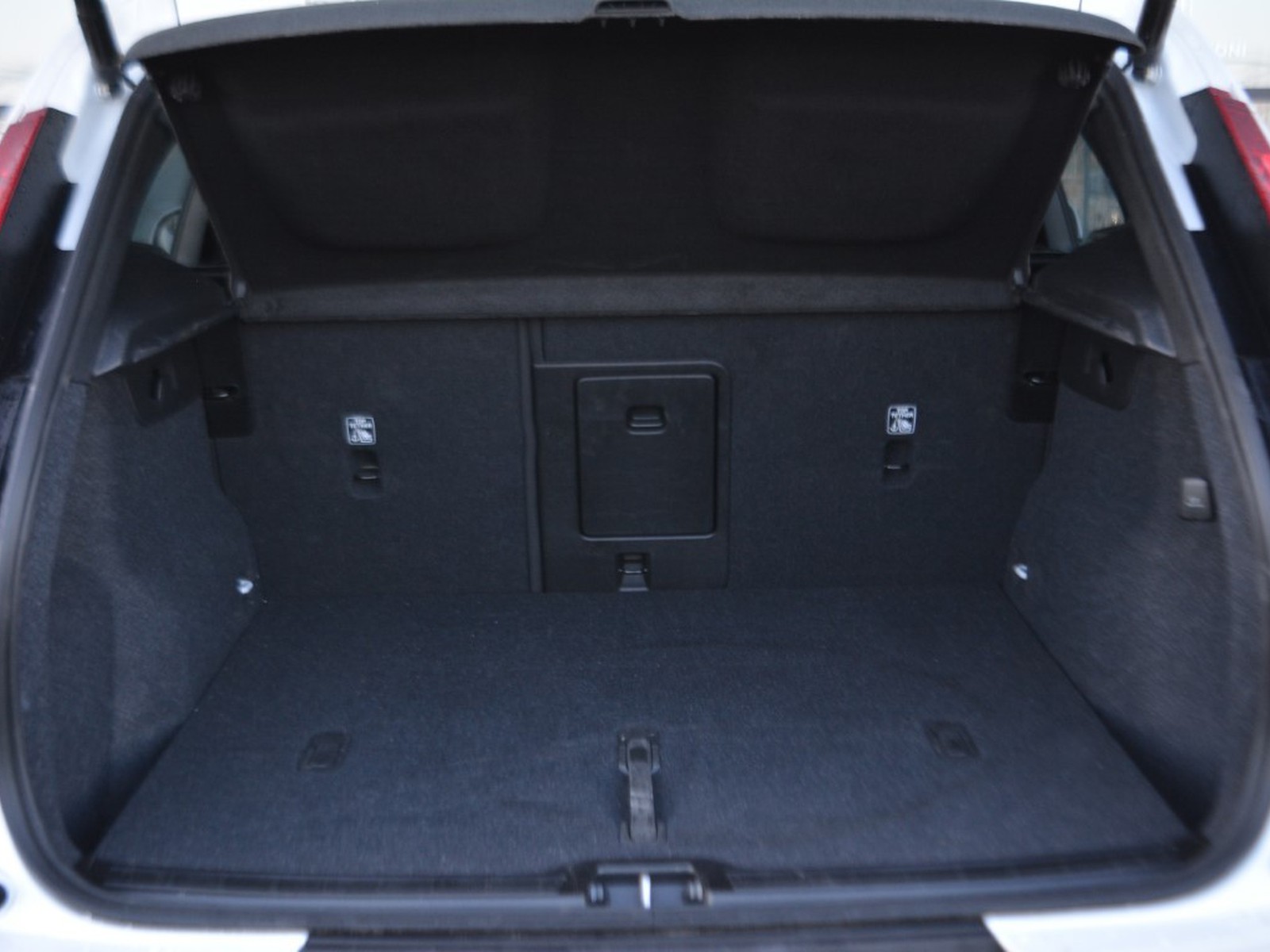 16 - Volvo XC40 2.0 b3 core automatico