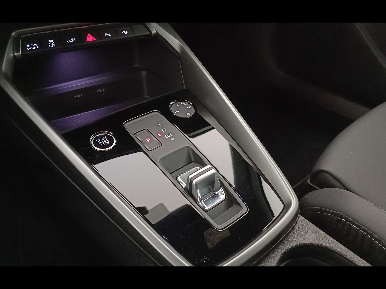 5 - Audi A3 sportback 45 1.4 tfsi e s line edition s tronic