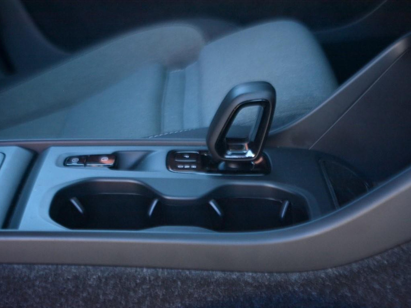 12 - Volvo XC40 2.0 b3 core automatico