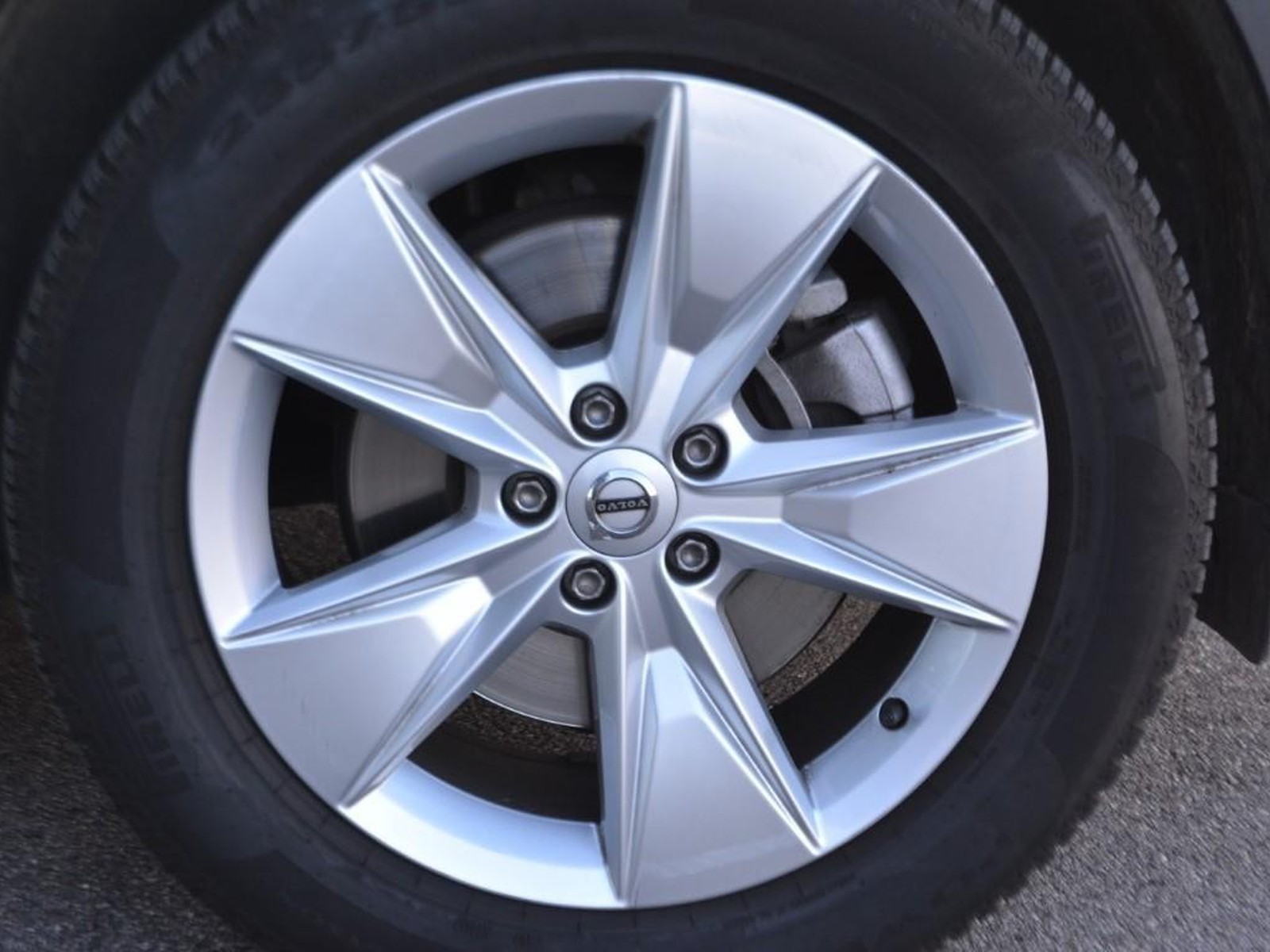 15 - Volvo XC40 2.0 b3 core automatico