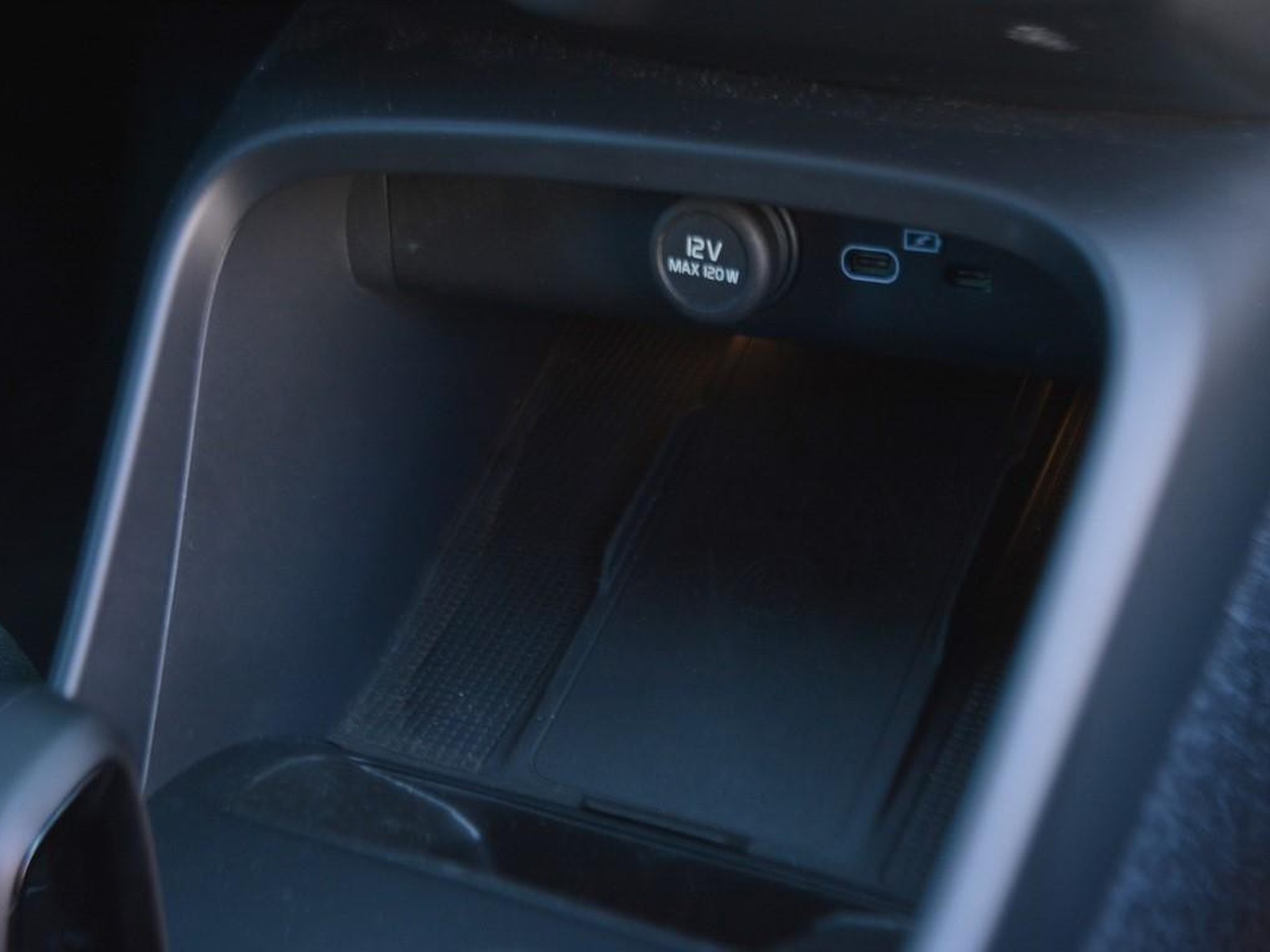 18 - Volvo XC40 2.0 b3 core automatico