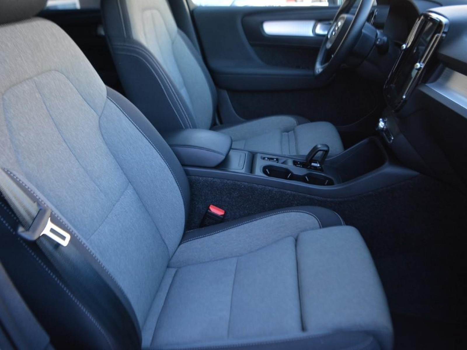 5 - Volvo XC40 2.0 b3 core automatico