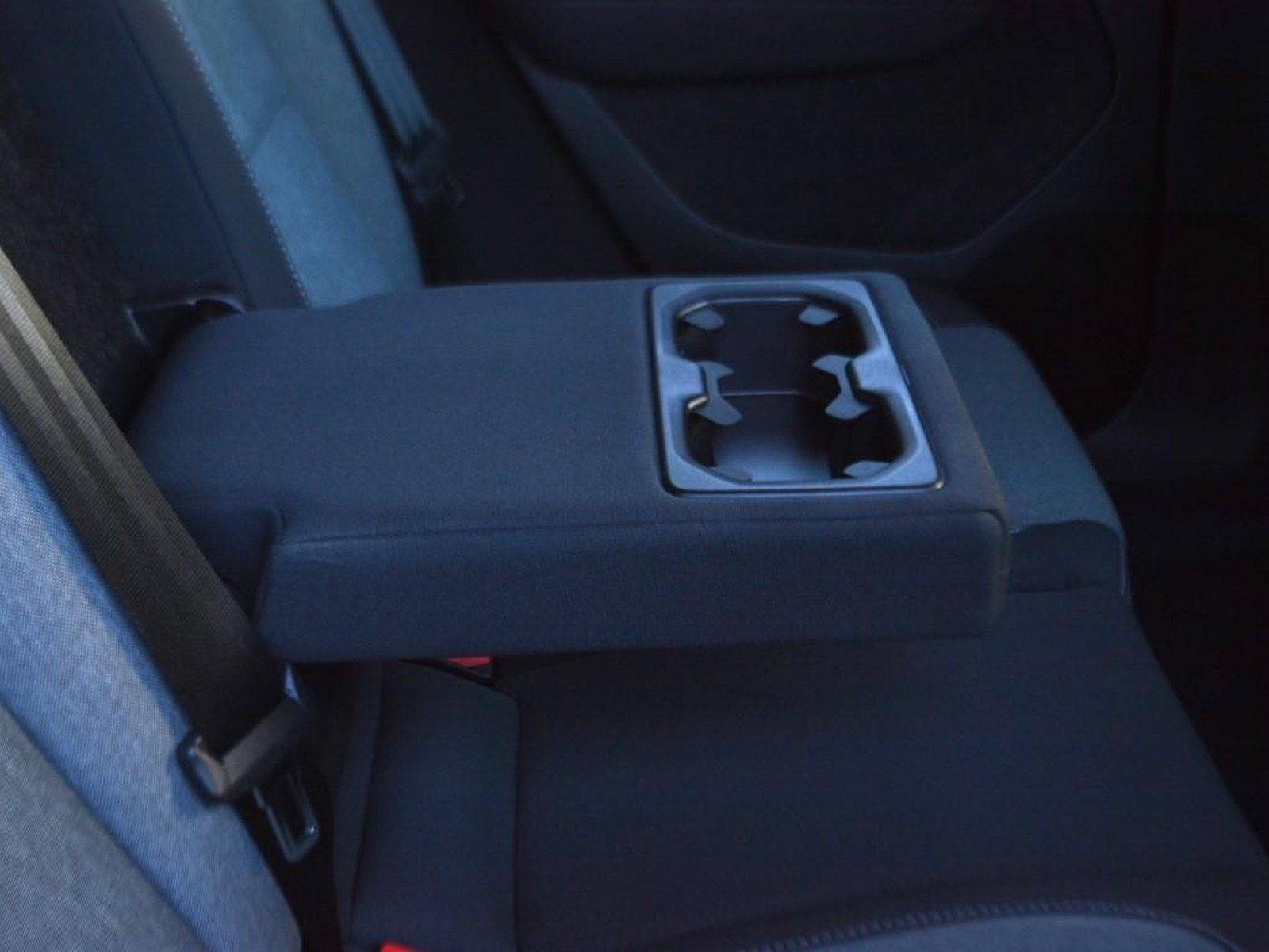 6 - Volvo XC40 2.0 b3 core automatico