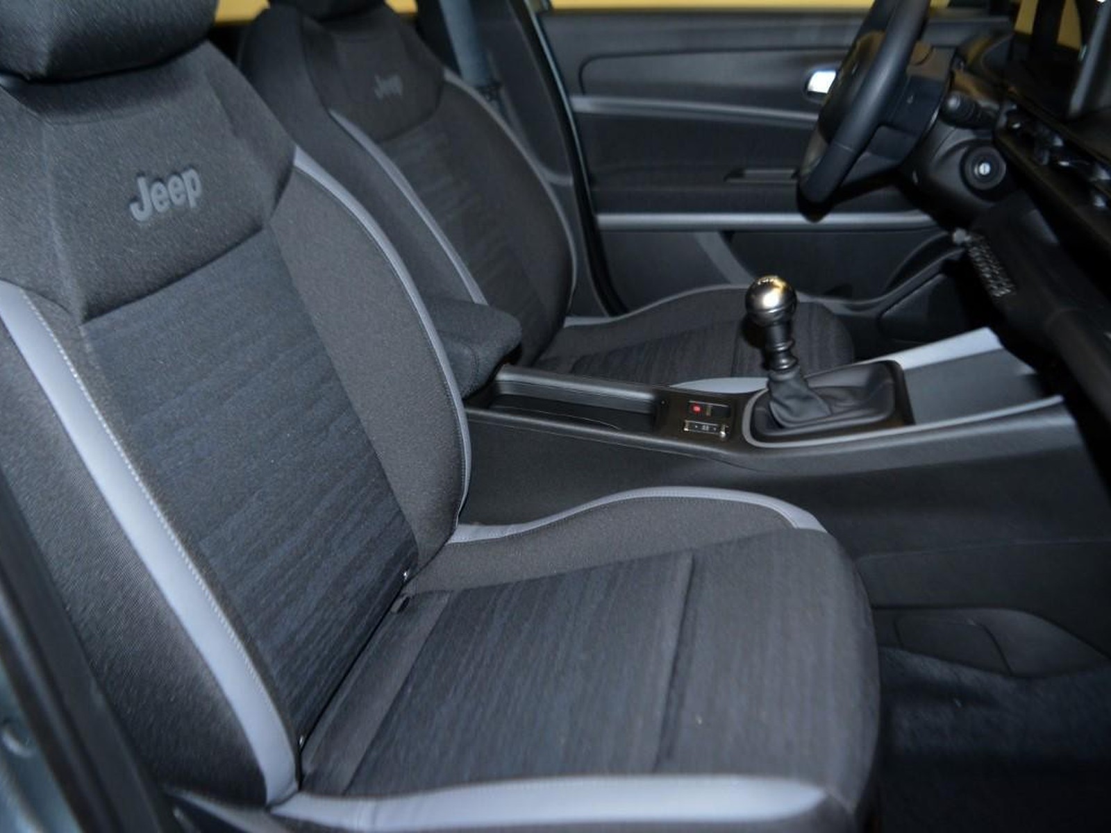 5 - Jeep Avenger 1.2 turbo 100cv longitude fwd