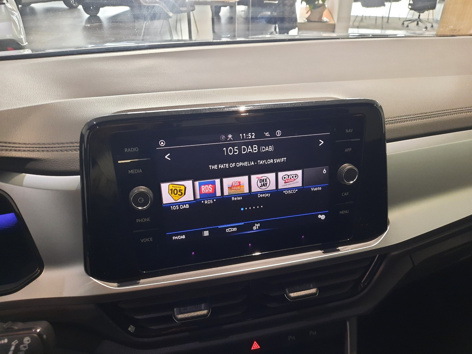 11 - Volkswagen T-Roc 1.0 tsi 110cv life