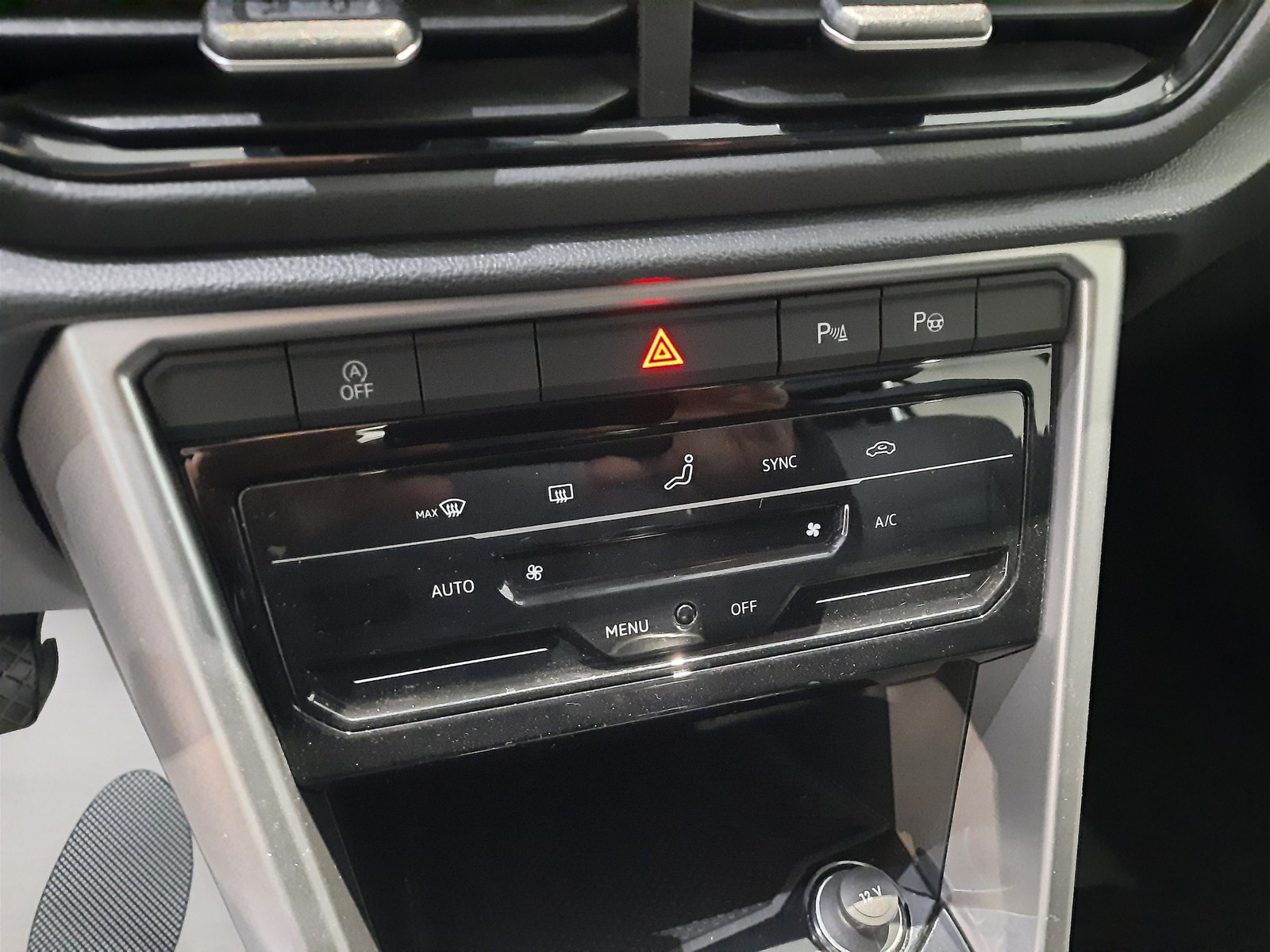 12 - Volkswagen T-Roc 1.0 tsi 110cv life