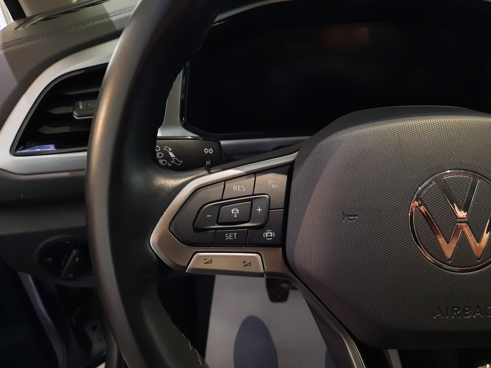 15 - Volkswagen T-Roc 1.0 tsi 110cv life