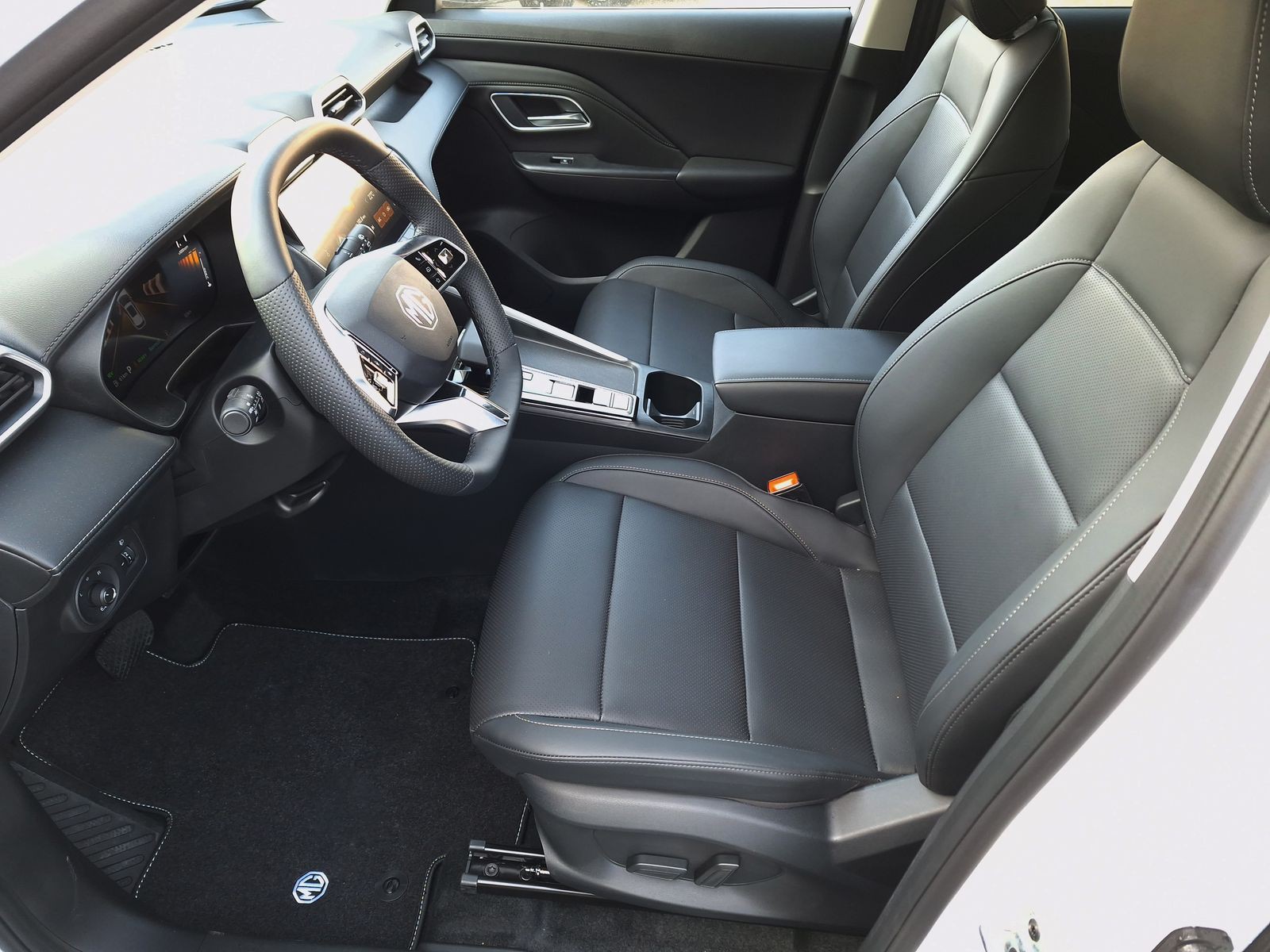 11 - Mg ZS 1.5 hybrid+ luxury auto