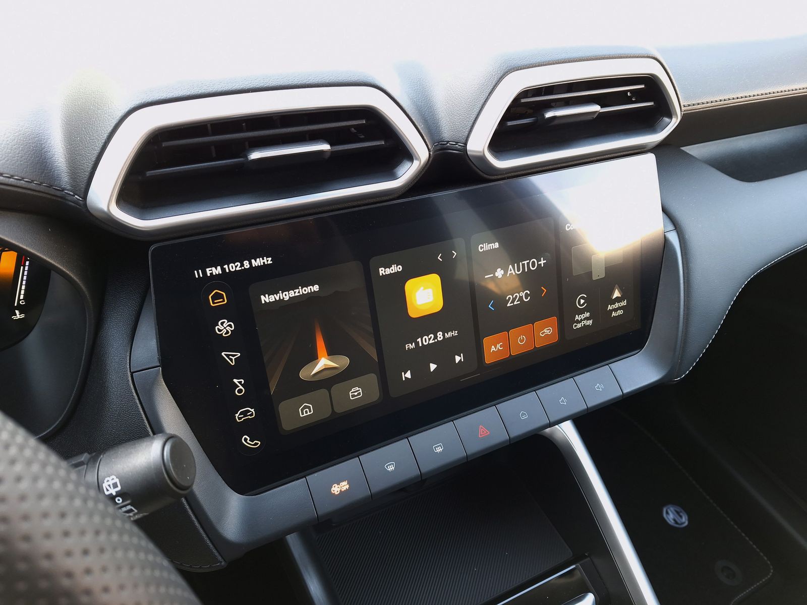 16 - Mg ZS 1.5 hybrid+ luxury auto