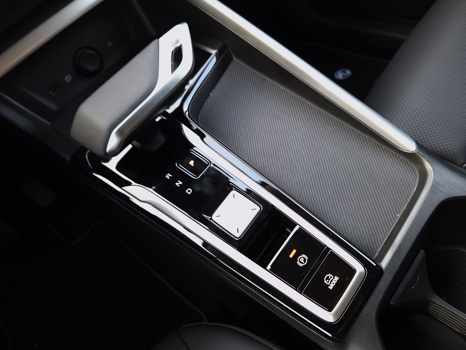 18 - Mg ZS 1.5 hybrid+ luxury auto