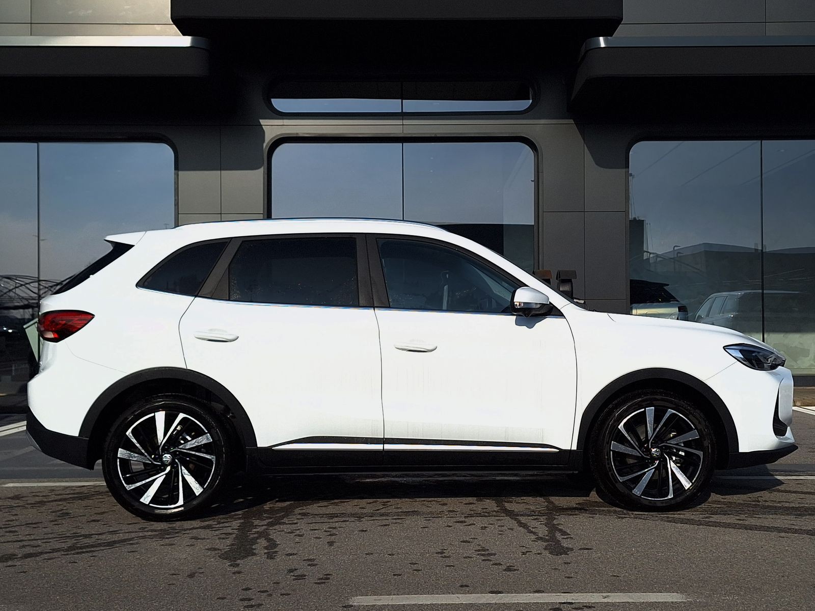 4 - Mg ZS 1.5 hybrid+ luxury auto