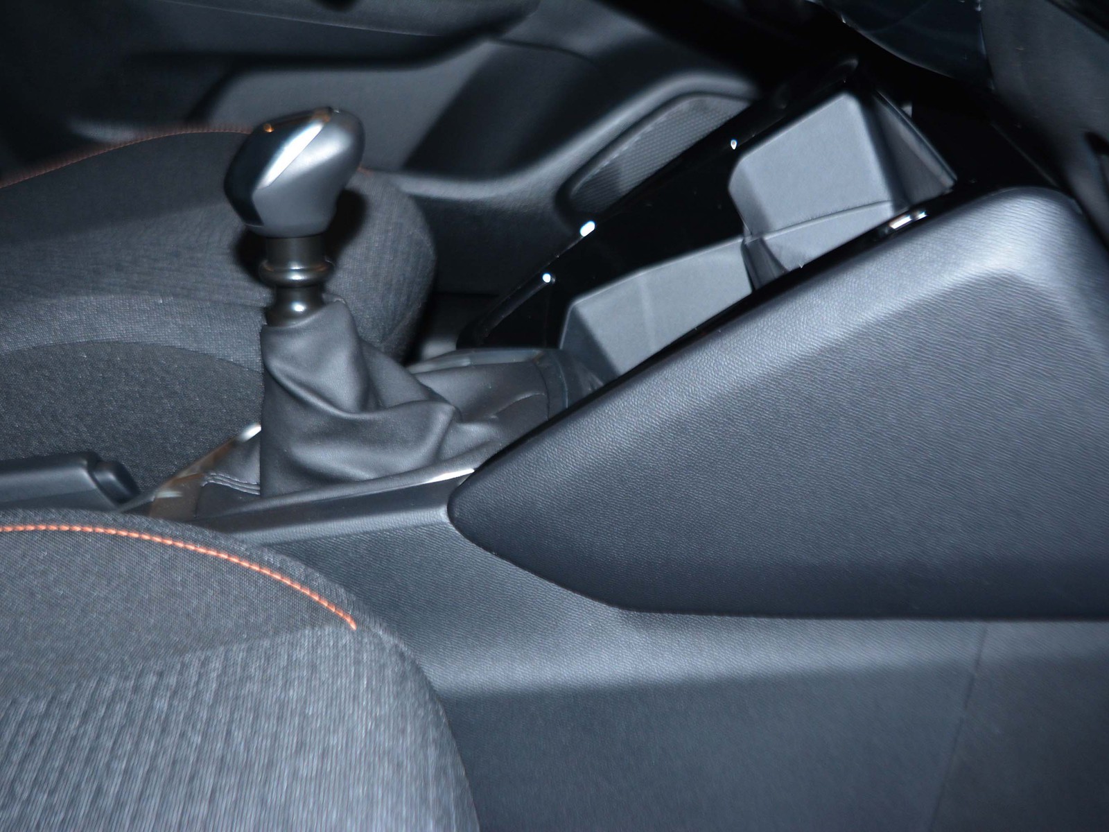 17 - Peugeot 208 1.2 puretech 100cv style s&s