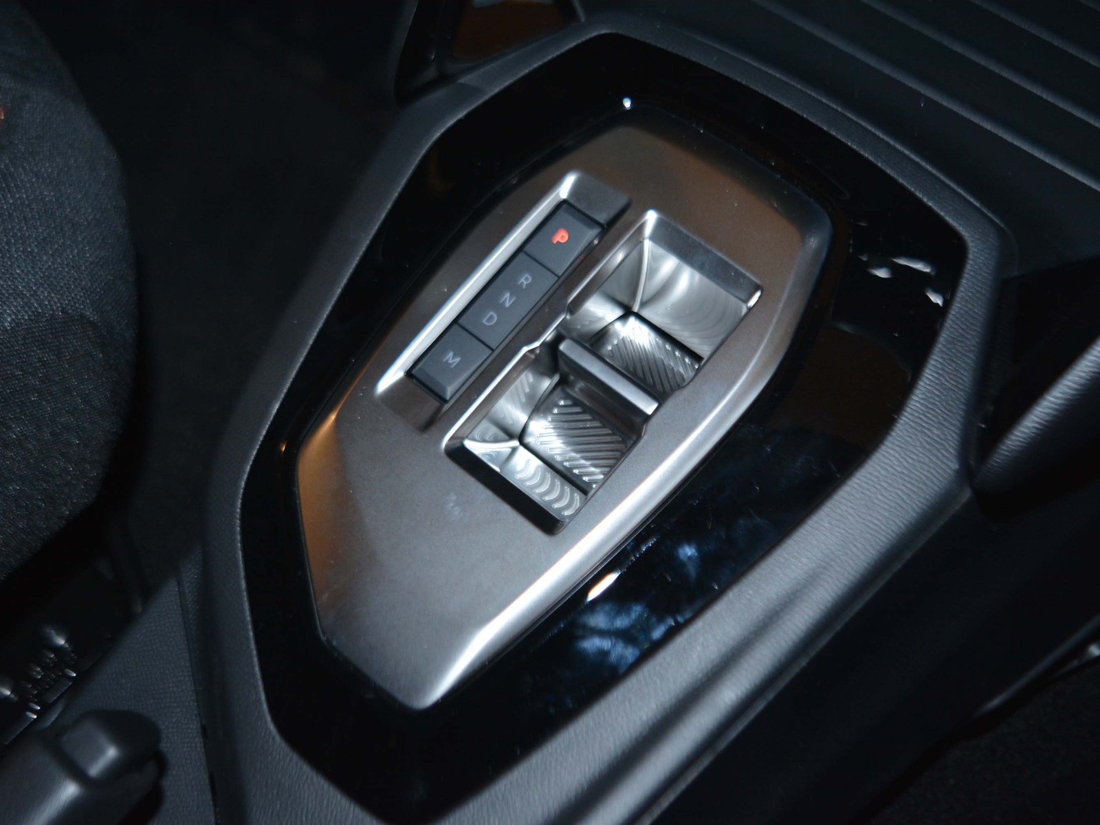 12 - Peugeot 208 1.2 hybrid 48v 110cv style e-dcs6