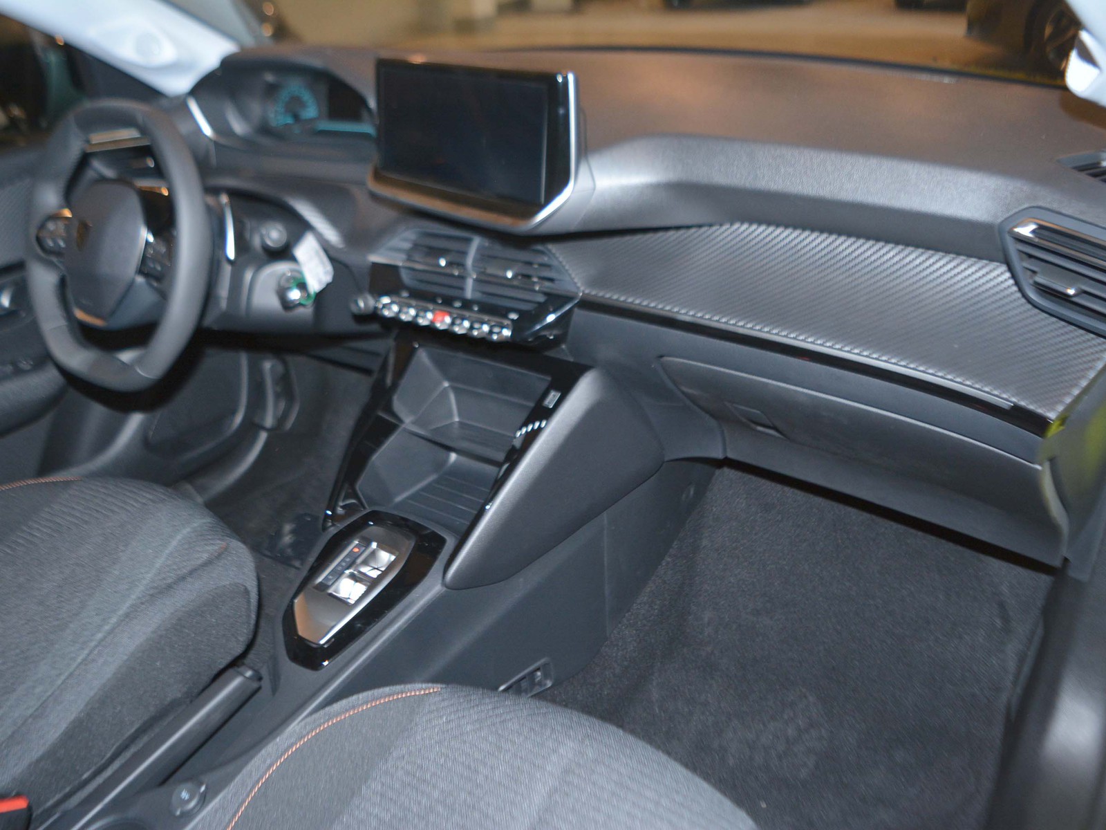 8 - Peugeot 208 1.2 hybrid 48v 110cv style e-dcs6