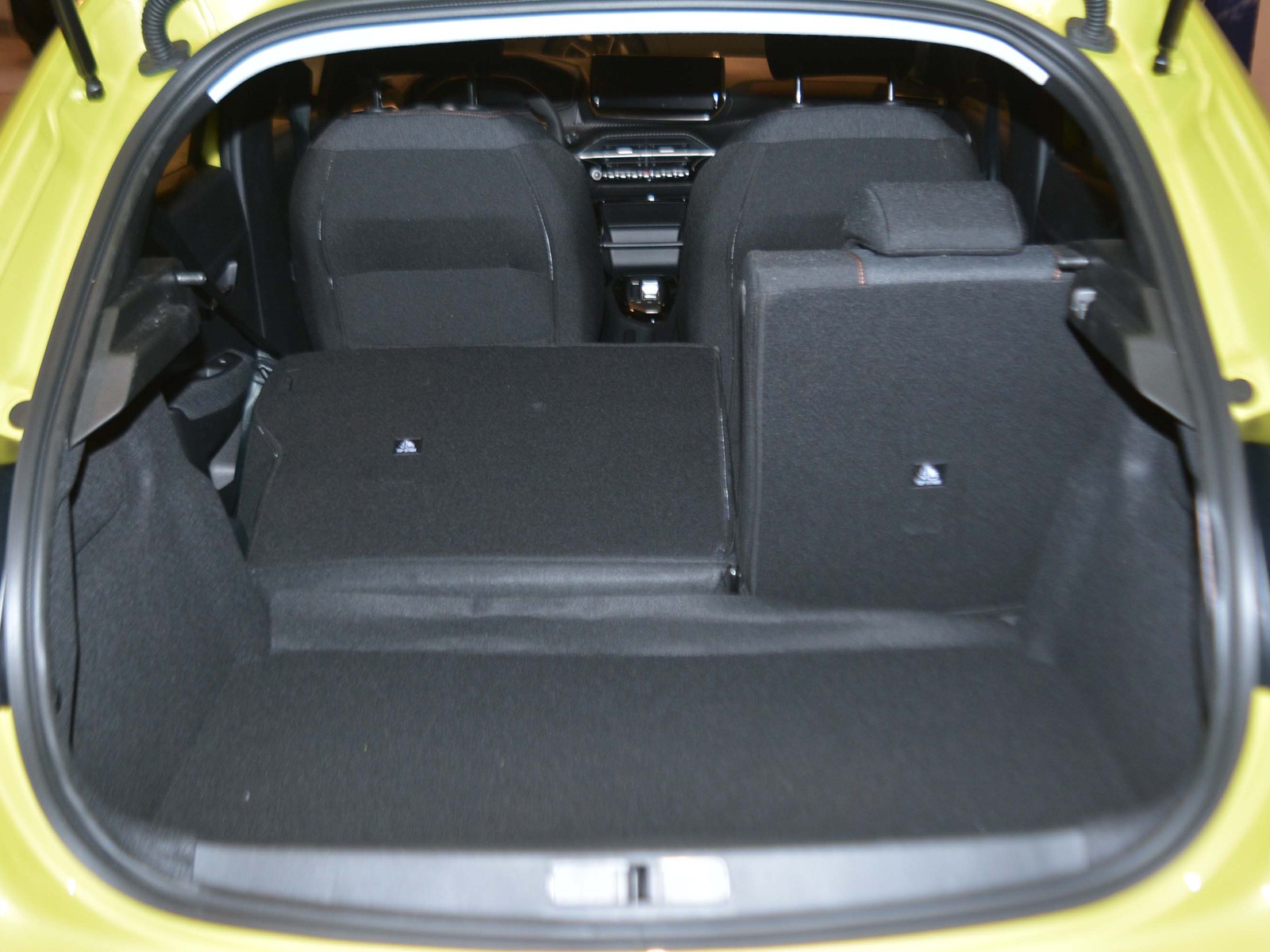 15 - Peugeot 208 1.2 hybrid 48v 110cv style e-dcs6