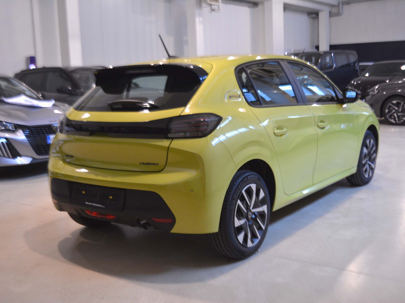 3 - Peugeot 208 1.2 hybrid 48v 110cv style e-dcs6