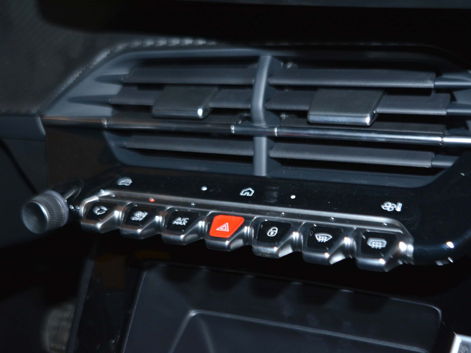 11 - Peugeot 208 1.2 puretech 100cv style s&s