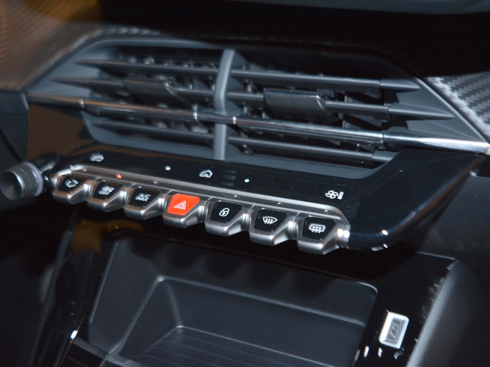 11 - Peugeot 208 1.2 puretech 100cv style s&s