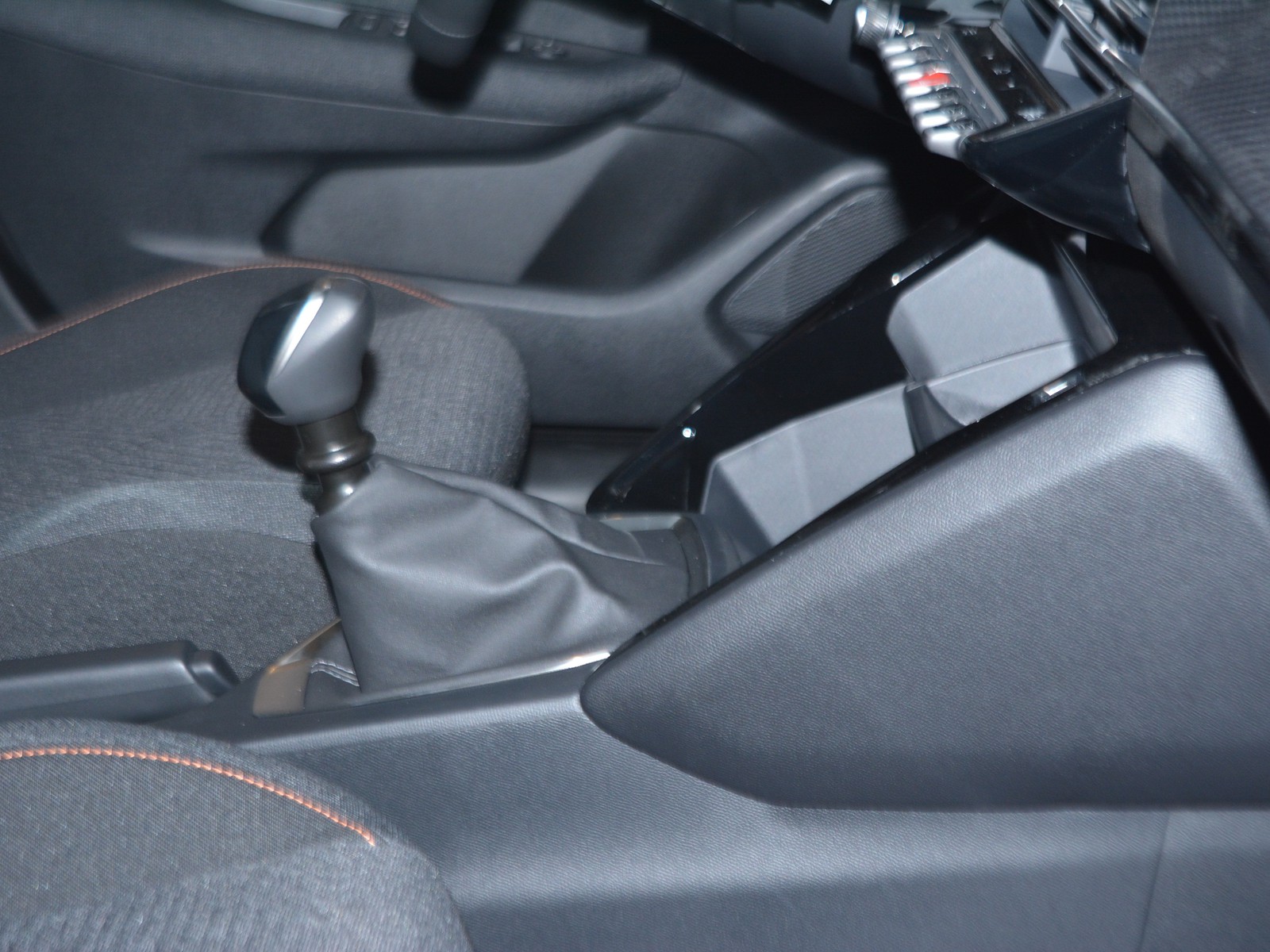 12 - Peugeot 208 1.2 puretech 100cv style s&s