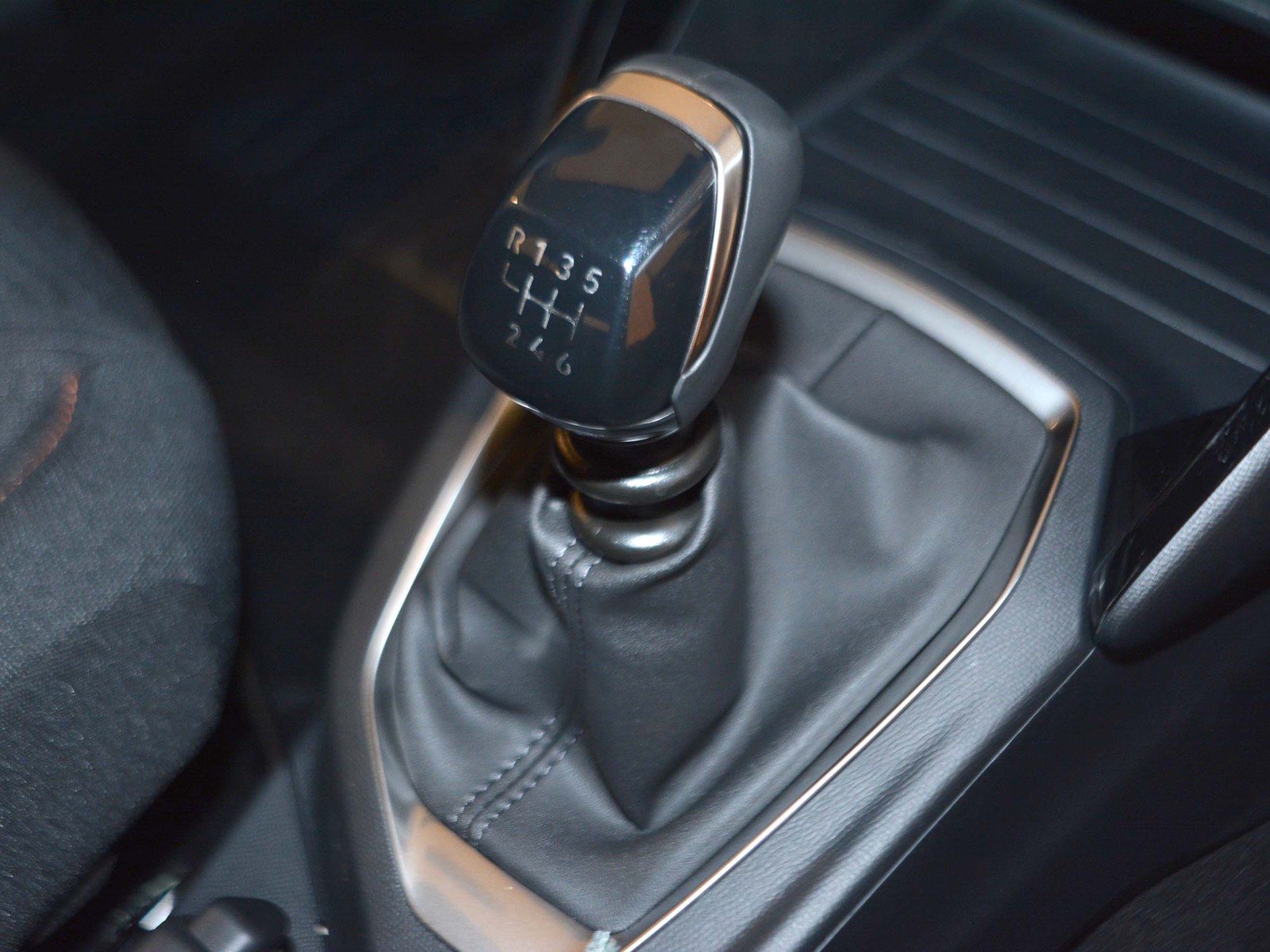 17 - Peugeot 208 1.2 puretech 100cv style s&s