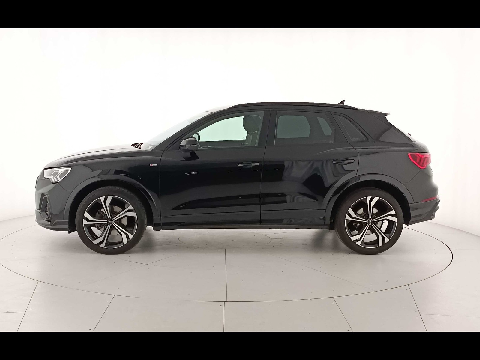 16 - Audi Q3 35 2.0 tdi s line edition s tronic