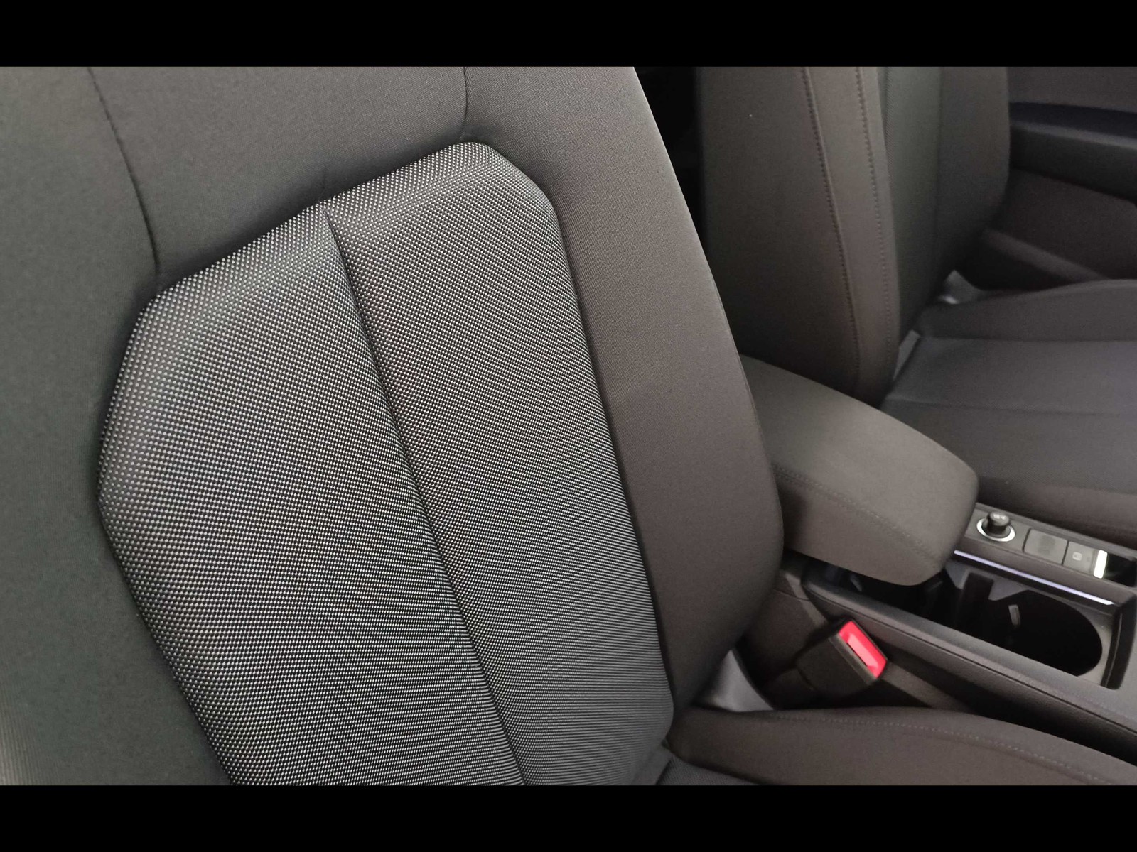 32 - Audi Q3 35 2.0 tdi s line edition s tronic