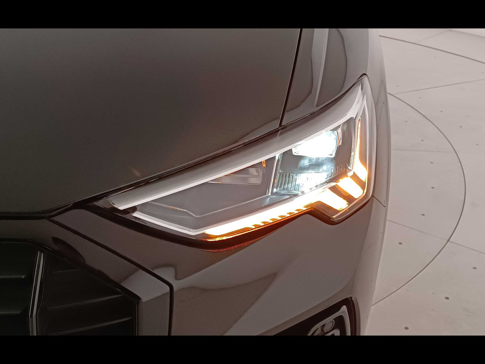 6 - Audi Q3 35 2.0 tdi s line edition s tronic