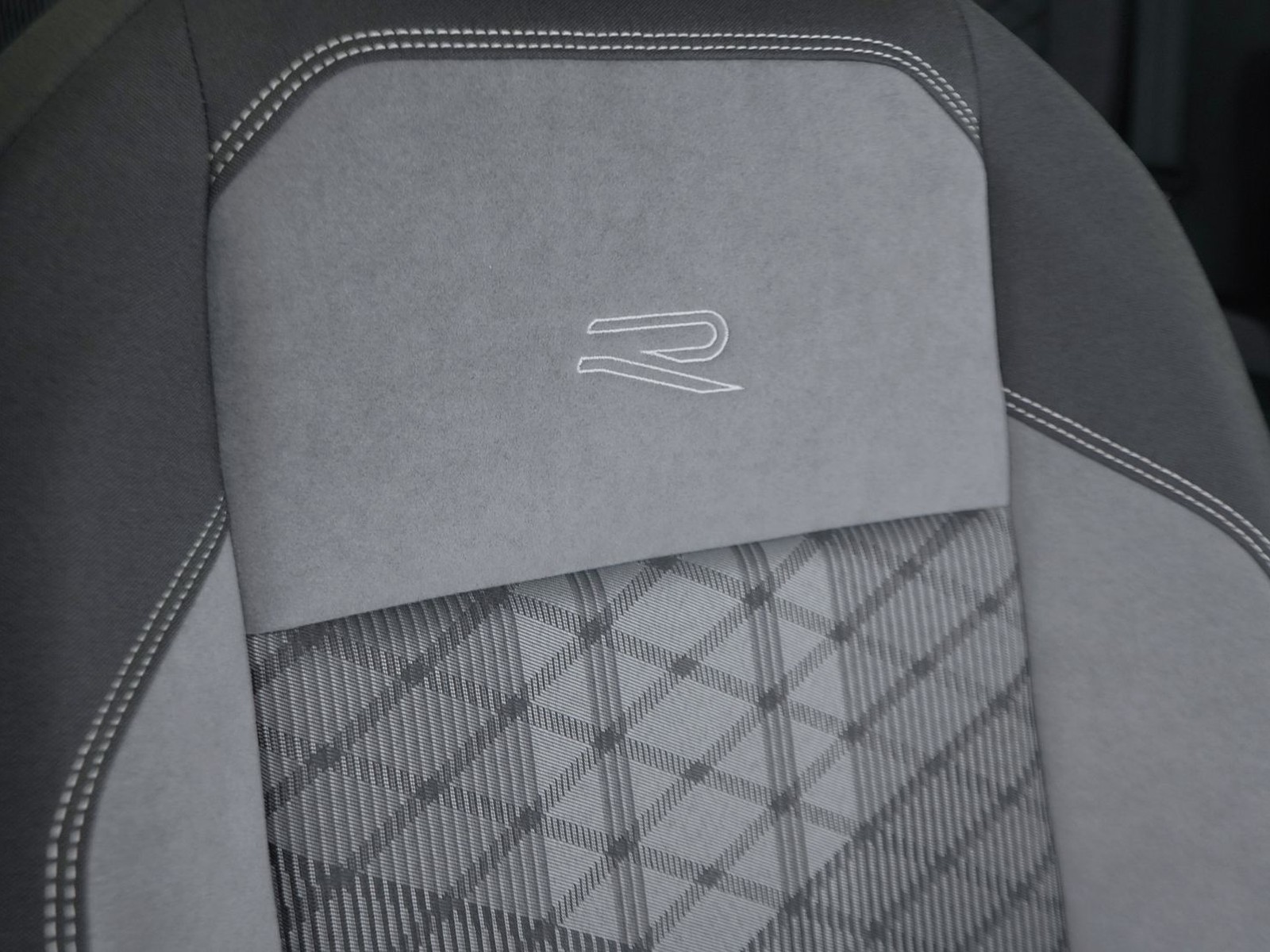 22 - Volkswagen Taigo 1.0 tsi 115cv r-line dsg